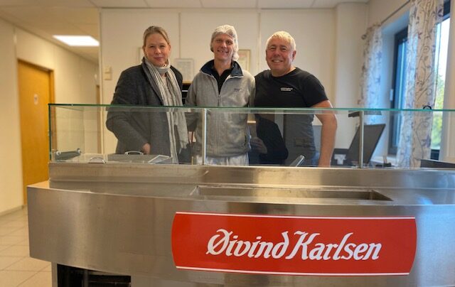 Manstad Kjøtt løfter unge inn i arbeid: – Pølsefaget har alltid plass til folk som trenger en ny sjanse